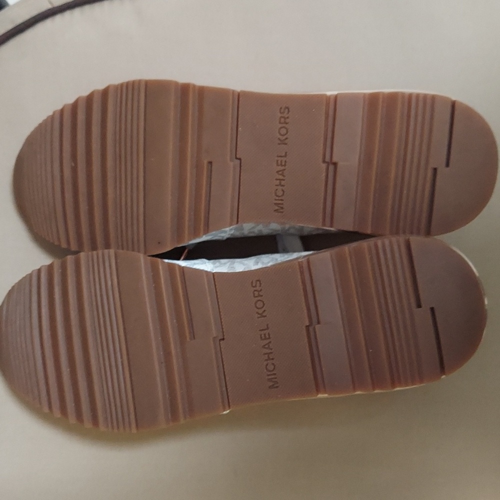 Michael Kors Sneakers, 8.5 MK Logo, Leather, Rose Gold Accents - Picture 9 of 14